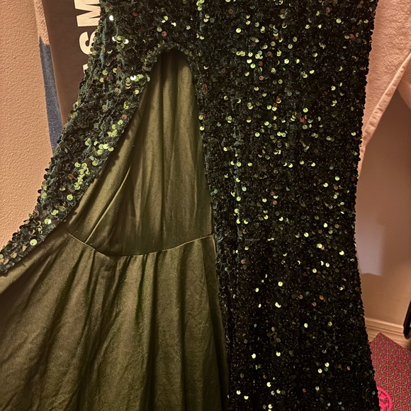 Alglist Zeina Emerald Green Gown - Picture 5 of 6